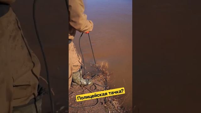 Достали полицейский автомобиль с помощью гигантского магнита! смотреть онлайн