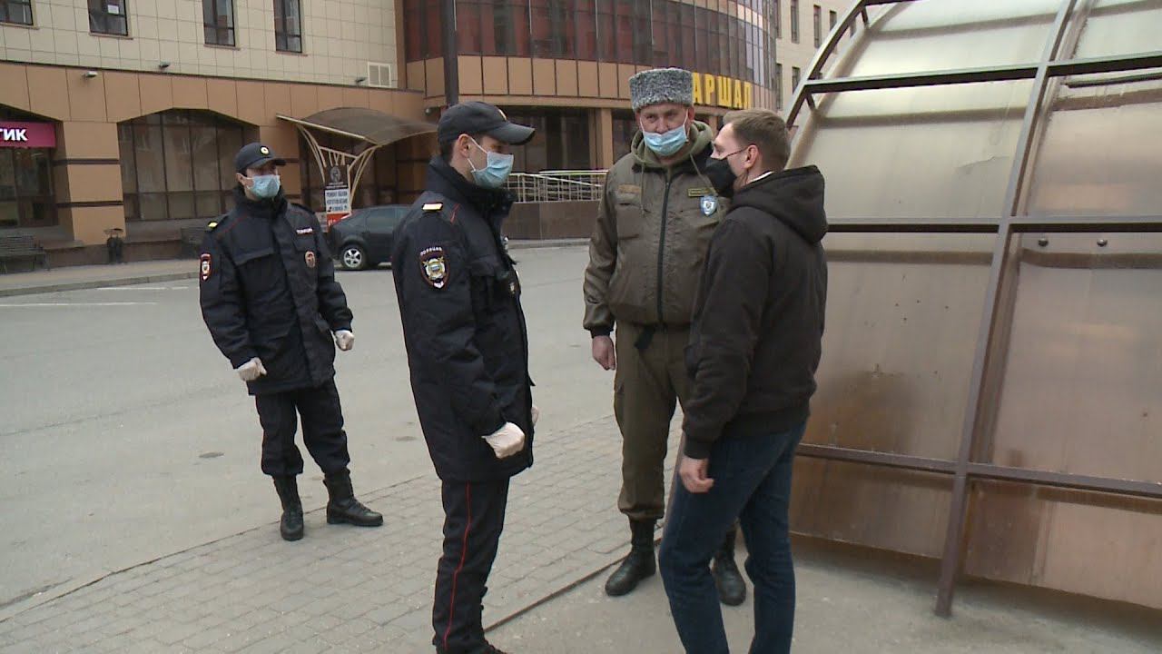 Эстетика сотрудника полиции. Полицейский который следит за районом. Полиция следит за порядком. Следит за порядком на улице. Амур охрана.