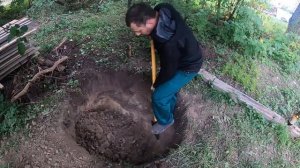 Начали копать яму для канализации, углубились примерно на метр