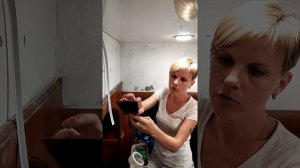 Как менять или клеить обои с установленным натяжным потолком