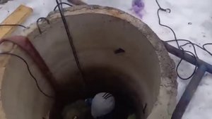 Перед углублением колодца обязательно скрепите кольца скобами! Углубляем колодец на 3 кольца.
