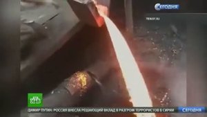 Мужик засунул руку в раскалённый металл