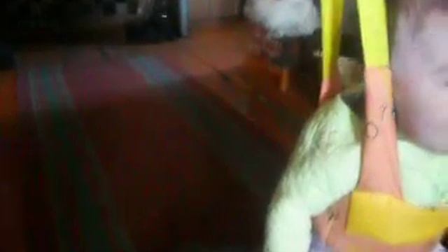 малыш развлекается.AVI смотреть онлайн