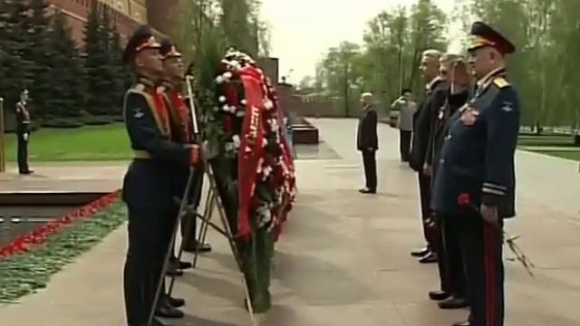 Возложение венков в Александровском саду. 8 мая 2011 г.