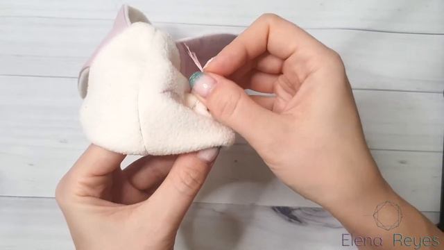 Игрушка своими руками. Заяц. Вышиваем глаза и нос. Заполняем детали синтепухом. DIY toy. Часть 2 смотреть онлайн