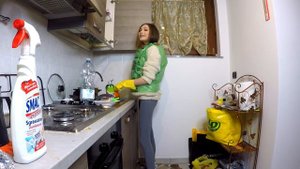 КАРИНА УБИРАЕТСЯ ДОМА