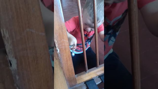 Николай первый ремонтирует стул