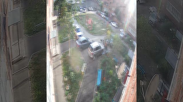 Одна женщина ведёт себя неадекватно. смотреть онлайн