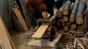Доски из ветровальной древесины, пилим, строгаем.