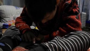 Малыш плачет из-за потерянных песен