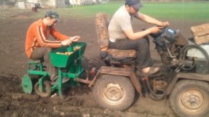 Посадка картофеля самодельной сажалкой 2015 год