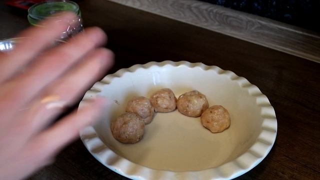 Куриные фрикадельки в сметанно-сырном соусе смотреть онлайн