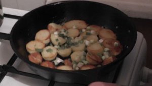 Яичница с картошкой (Fried eggs with potato)