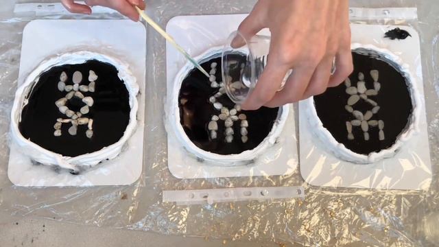 РУНЫ ПОДСТАКАННИКИ ИЗ ЭПОКСИДНОЙ СМОЛЫ С КАМНЯМИ. ДЕКОР ДЛЯ КУХНИ СВОИМИ РУКАМИ смотреть онлайн