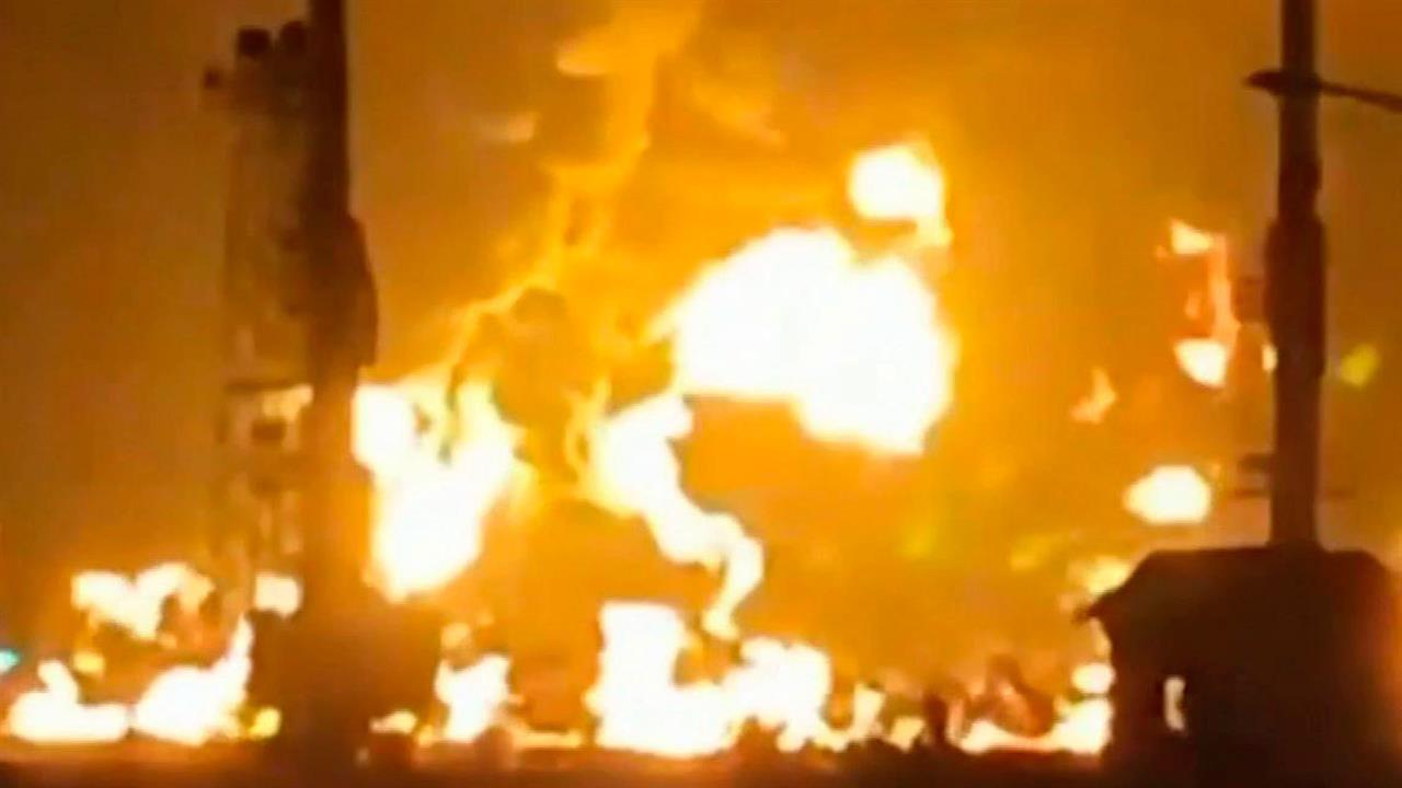 В Севастополе борются с крупным пожаром на нефтебазе