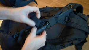 Крепление ножен на плечевой лямке рюкзака.
