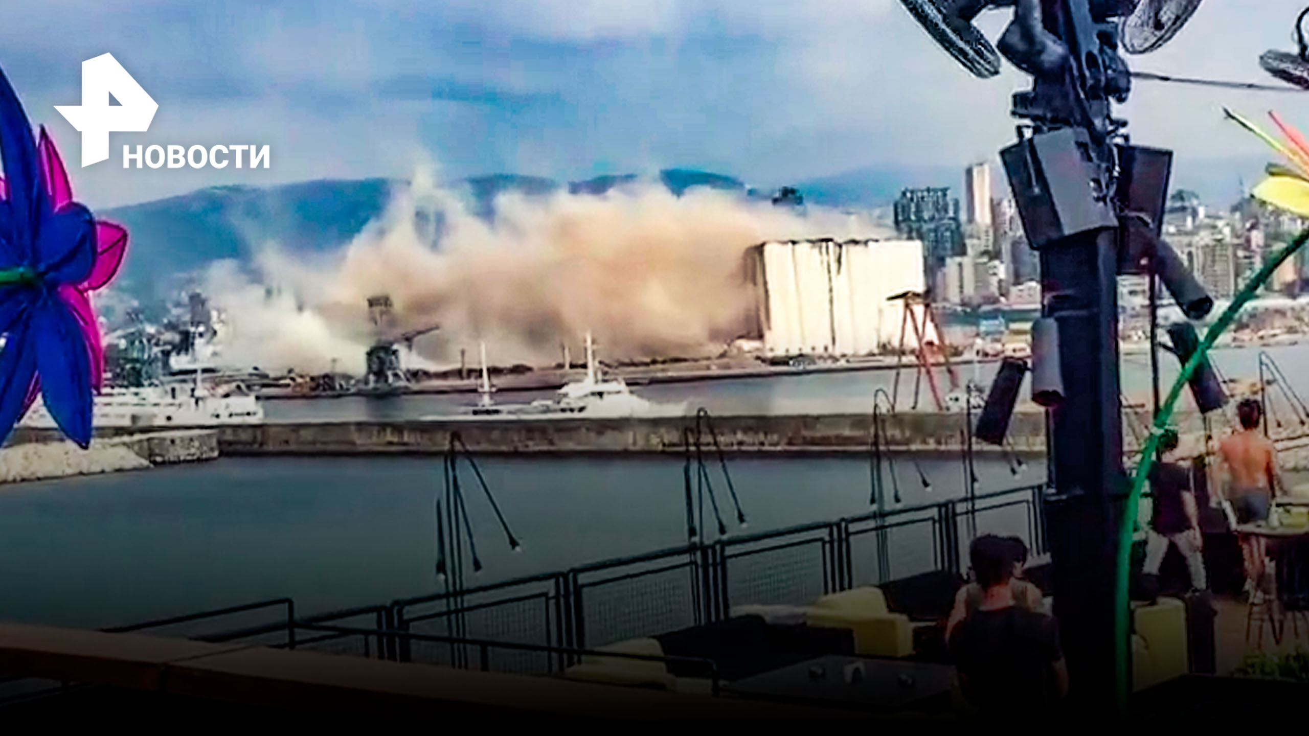 Кадры мощного разрушения в порту Бейрута - там обрушился аварийный элеватор / РЕН Новости