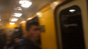 Ретропоезд петербургского метро следует с пассажирами. 15.11.2020