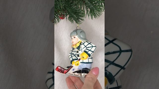 Арт. ФР152  Новогодняя игрушка из фарфора «Мальчик хоккеист»