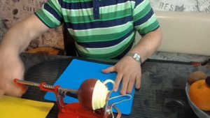 Как почистить яблоко за 10 секунд