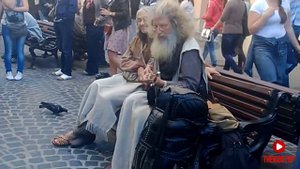 Красиво поёт и играет на гитаре бородатый мужик