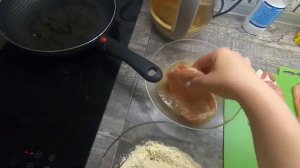 Мясо в панировке на сковороде