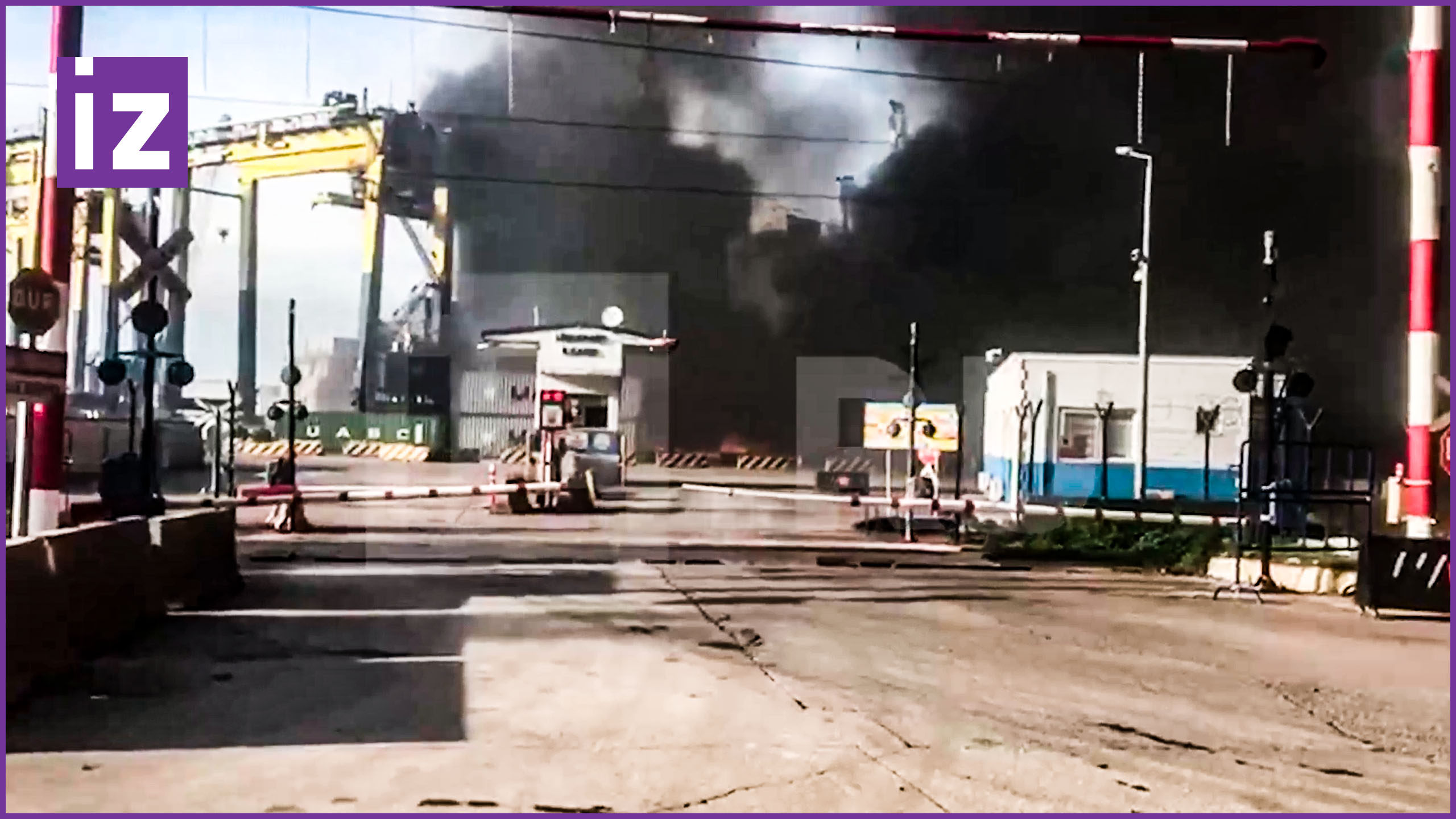 Полыхает сутки: пожар в турецком порту Искендерун не могут потушить / Известия