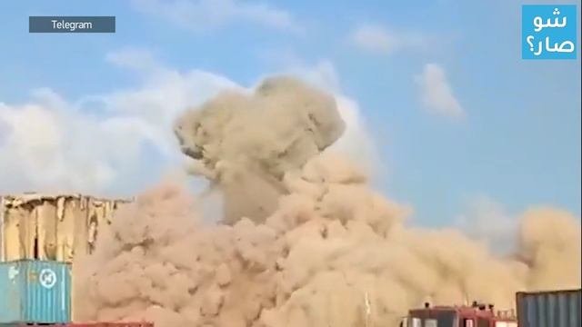 لحظة انهيار الجزء الشمالي من صوامع القمح في مرفأ بيروت الذي تعرض لانفجار هائل في آب/أغسطس 2020.