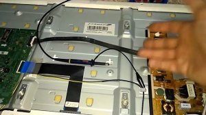 ТВ SAMSUNG UE40F6540AB не включается щелкает - ремонт