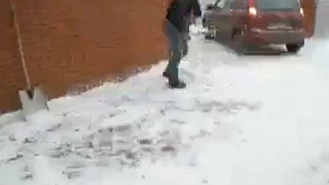 Чищу снег во дворе смотреть онлайн