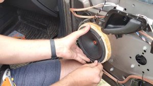 Замена штатных динамиков в автомобиле Лада гранта на DL Audio Raven 165.