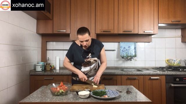 Լոլիկով և վարունգով շատ հեշտ պատրաստվող համեղ աղցան Xohanoc.am смотреть онлайн