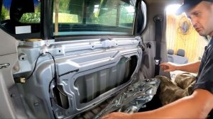 Ремонтирую стеклоподъемник задней форточки Mitsubishi L200.
