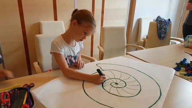 Мастерская светящихся фигур из кальки в семейном лагере KidTrip смотреть онлайн