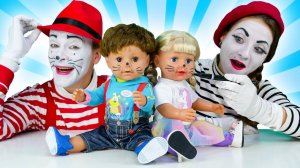 Куклы БЕБИ БОН играют в котят! - Мультики для детей с Baby Born. Весёлые игры дочки матери