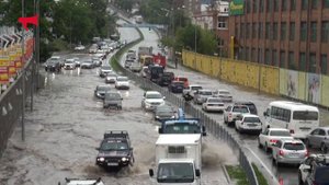 Последствия тайфуна во Владивостоке - пробка в районе "Зеленого острова"