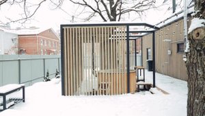 Купель с навесом в пространстве для отдыха НеБаня