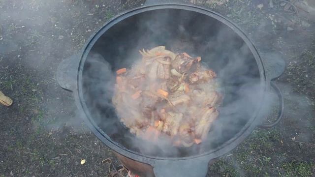Жаркое со свиными ребрами в казане на костре.