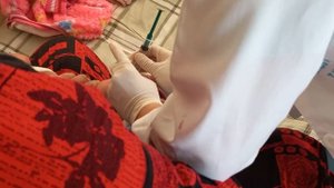 внутримышечная инъекция в ягодицу ребёнку. укол
