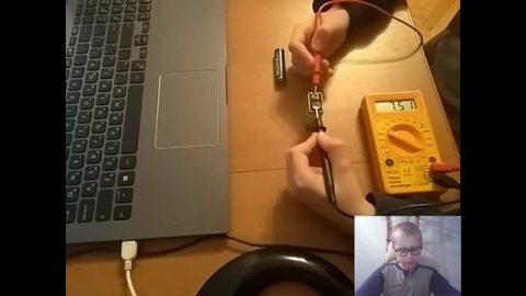 Как пользоваться мультиметром в режиме вольтметра. (Постоянный ток)