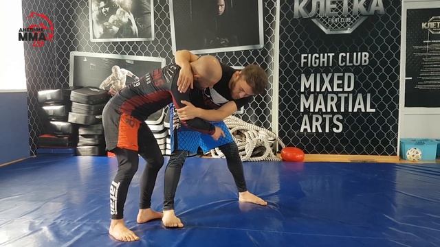 Эффективный вариант защиты от броска через бедро с продолжением атаки. смотреть онлайн