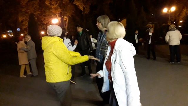 Я и Сара клёва пара - роза и тюльпан!!!??Танцы в парке Горького!!!??Харьков 2021 смотреть онлайн