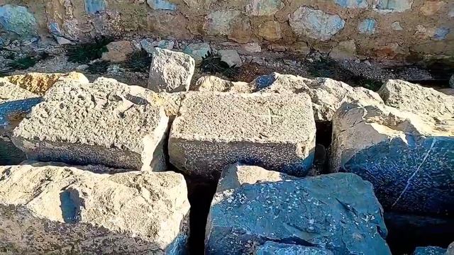 Древние камни в замке,арабы строили... смотреть онлайн