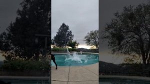 Прыжок девушки в холодный бассейн