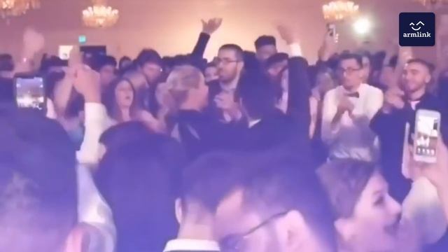 ХЛОИ КАРДАШЯН СТАНЦЕВАЛА НА ВЫПУСКНОМ ВЕЧЕРЕ СВОЕГО ФАНАТА ПОД АРМЯНСКУЮ МУЗЫКУ смотреть онлайн