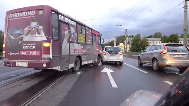 Автобус врезался в легковушку на Каменноостровском мосту смотреть онлайн