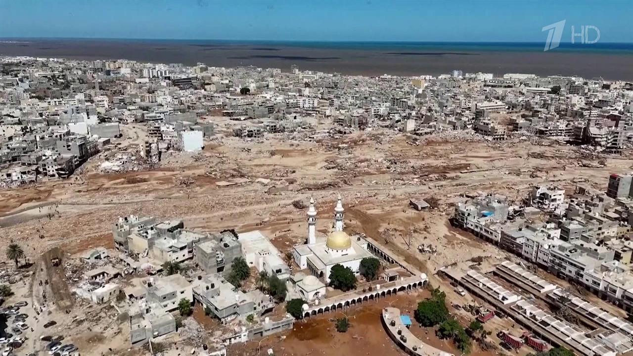 Десятки спасателей МЧС ликвидируют последствия разрушительного наводнения в Ливии