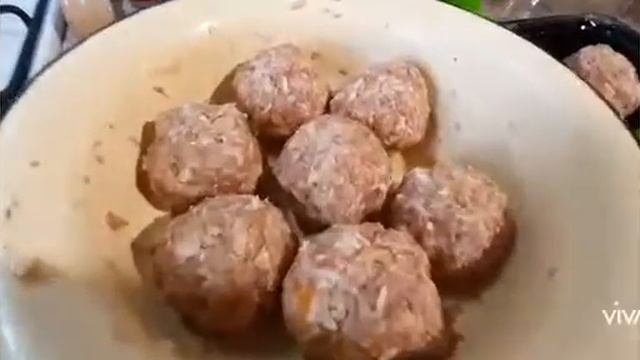 Ёжики из фарша с рисом. В томатной заливке смотреть онлайн