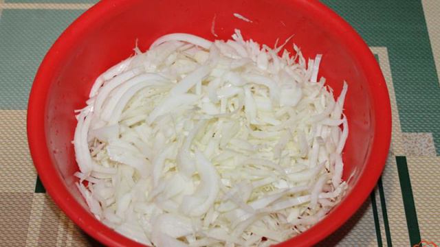 Салат из пекинской капусты с копченой колбасой, яйцом и морковью