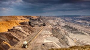 Гигантский экскаватор в работе. Монстр среди экскаваторов. Monster of excavator, gigantic machine.